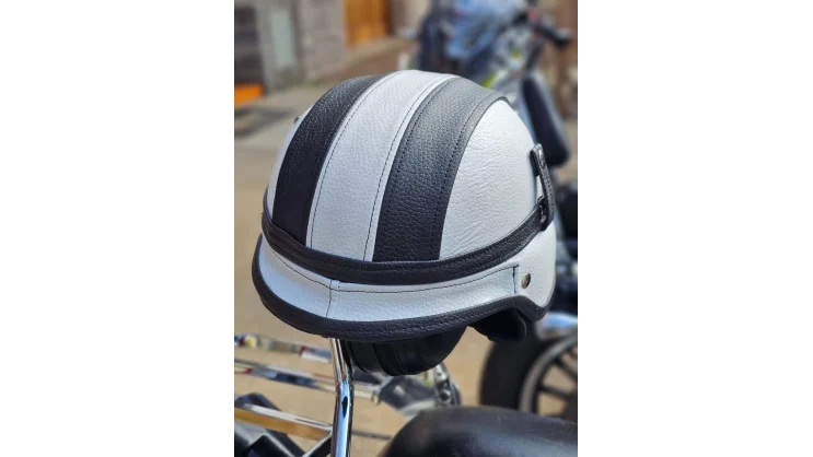 Casco Americano blanco con negro con visera